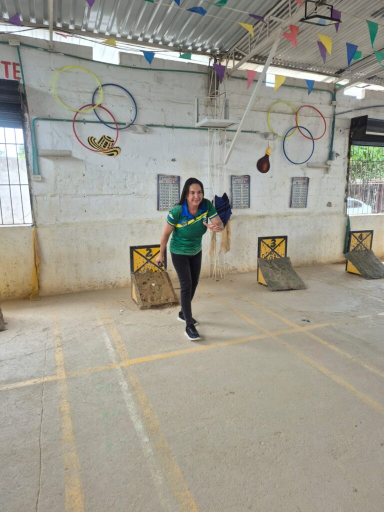 Flor María Ríos durante una partida de minitejo en la fase departamental de los Juegos Deportivos y Encuentros Folclóricos del Magisterio 2026.
