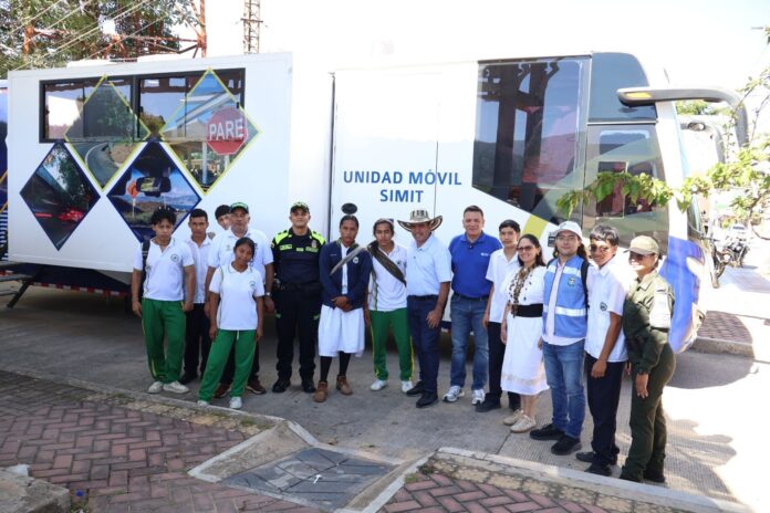 Bus Interactivo SIMIT en el Cesar durante jornada de educación vial y servicios de tránsito con estudiantes y autoridades.