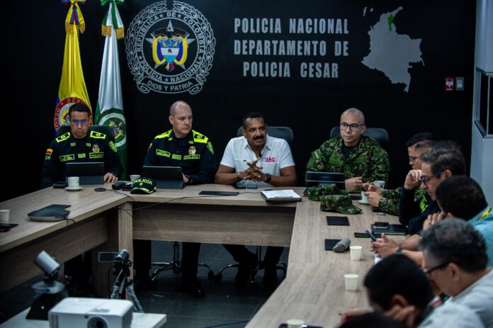 Autoridades civiles, militares y policiales participan en el PMU en el Cesar para coordinar la seguridad durante la jornada del 7 de agosto.