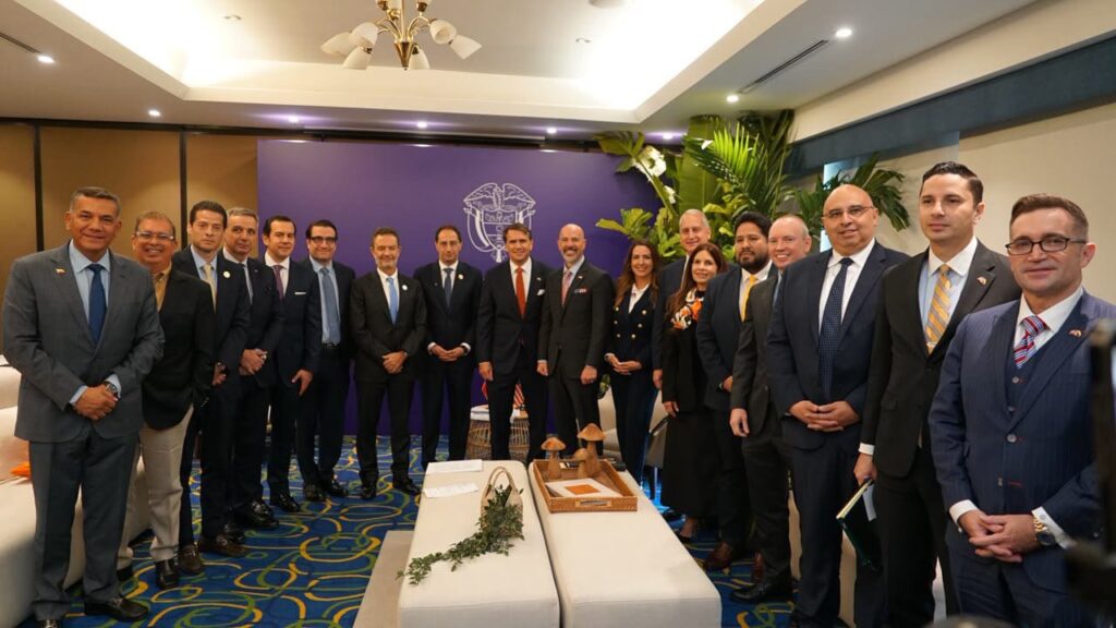 Delegaciones de Colombia y Estados Unidos durante una reunión en el marco del inicio del Gobierno de Abelardo de la Espriella.