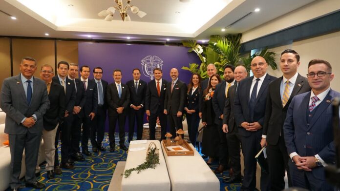 Delegaciones de Colombia y Estados Unidos durante una reunión en el marco del inicio del Gobierno de Abelardo de la Espriella.