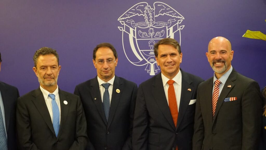 Representantes de Colombia y Estados Unidos durante un encuentro oficial para fortalecer la relación Colombia Estados Unidos.