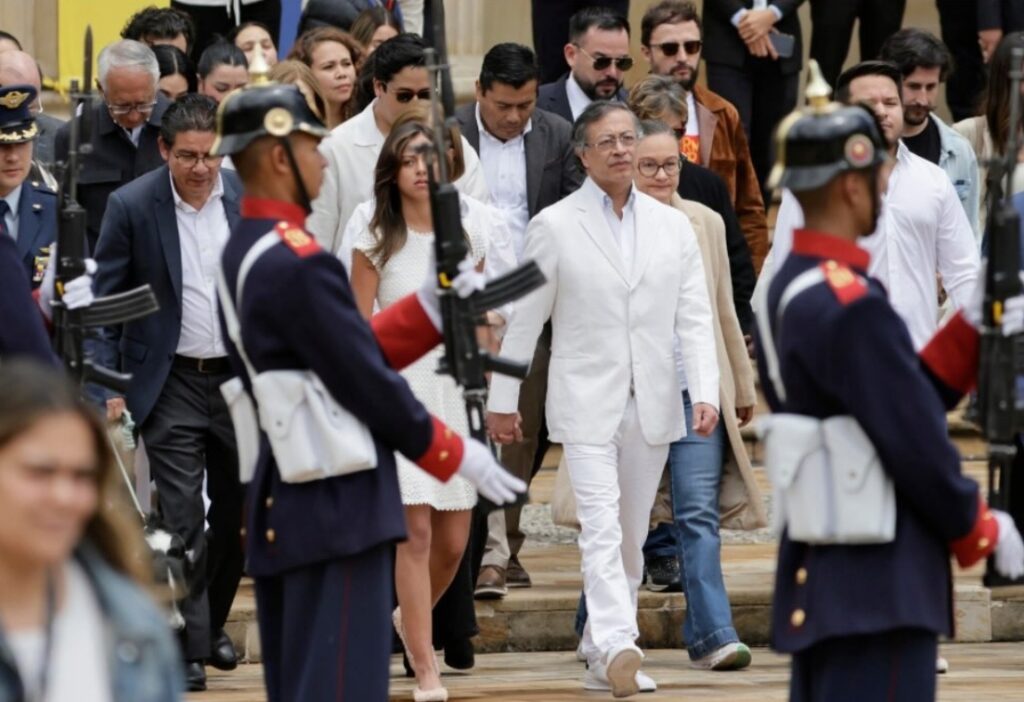 Gustavo Petro sale de la Casa de Nariño acompañado por familiares y funcionarios al terminar su mandato presidencial.
