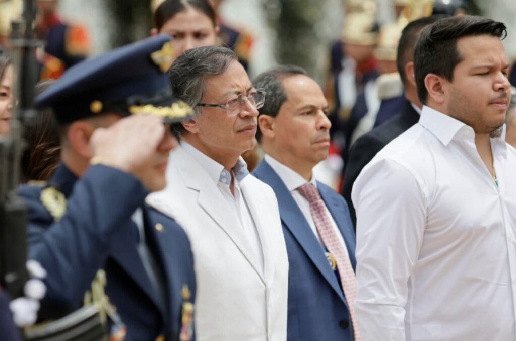 Gustavo Petro participa en un acto oficial de despedida en la Casa de Nariño antes de finalizar su mandato presidencial.