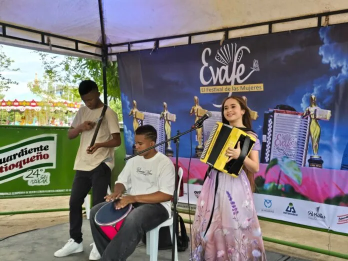 Acordeonera canta y toca durante una presentación de EVAFE 2026 en Valledupar
