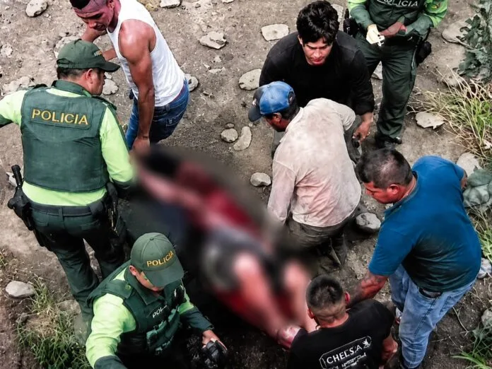 Policías y ciudadanos participan en el rescate de heridos tras accidente en la vía San Martín–Aguachica.