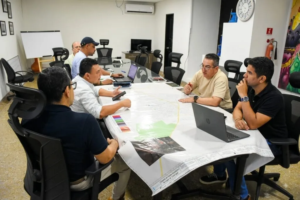 Funcionarios y personal técnico de Emdupar revisan planos y proyectos en una reunión de trabajo en Valledupar