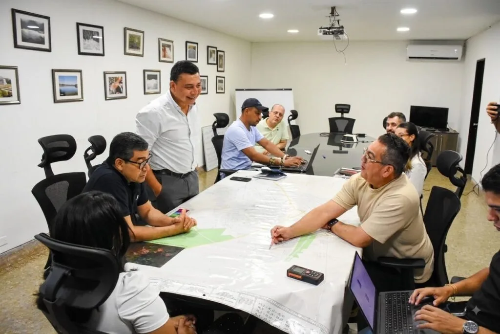 Equipo técnico de Emdupar revisa planos y proyectos durante reunión de trabajo en Valledupar