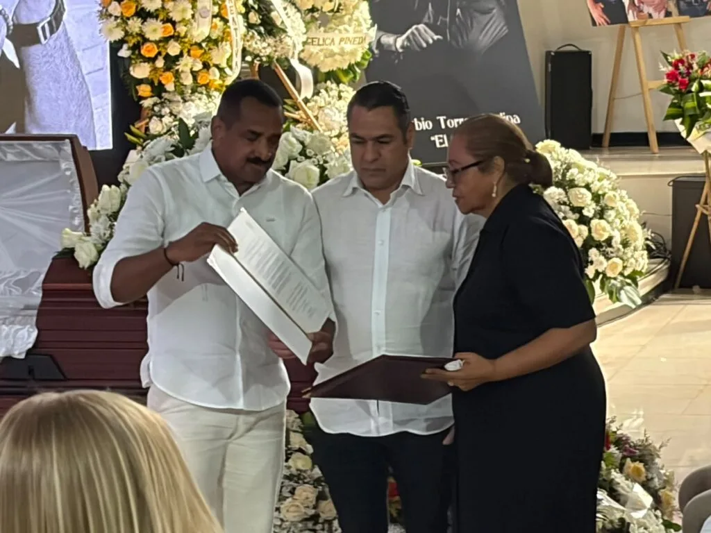 Entrega de reconocimiento póstumo durante las honras fúnebres de Fabio Torres