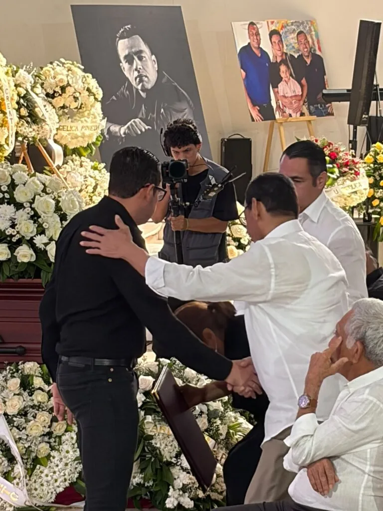 Amigos y allegados acompañan el féretro de Fabio Torres durante su despedida