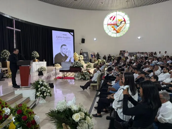 Numerosos asistentes participan en la ceremonia fúnebre de Fabio Torres en Valledupar