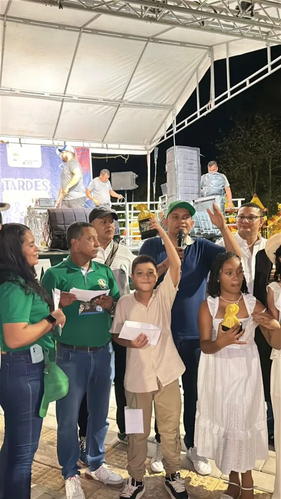 Niños reciben premios durante el Festival Un Canto al Río en Valledupar