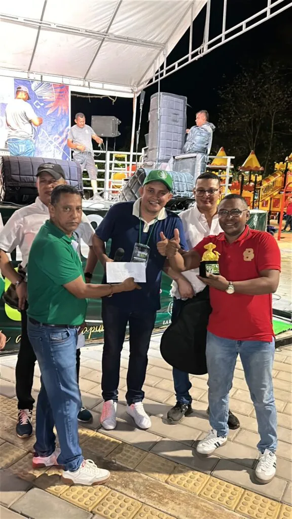 Entrega de reconocimiento a participante del concurso de Canción Inédita del Festival Un Canto al Río