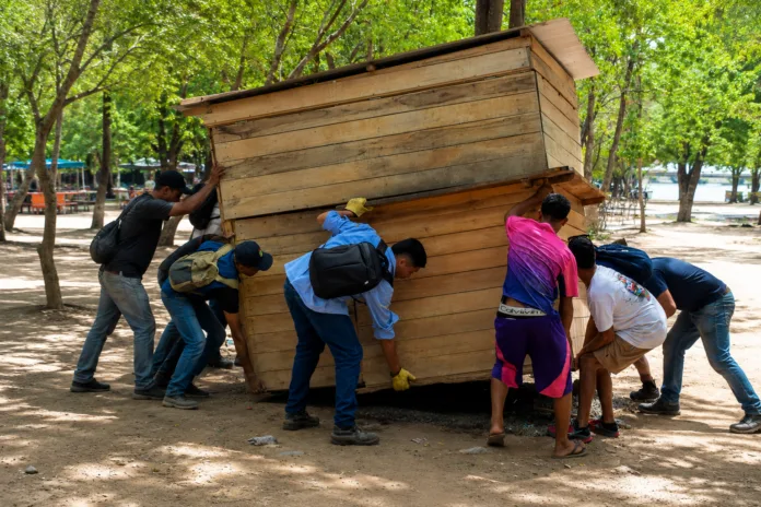 Trabajadores desmontan una estructura de madera durante intervención en el balneario Hurtado de Valledupar