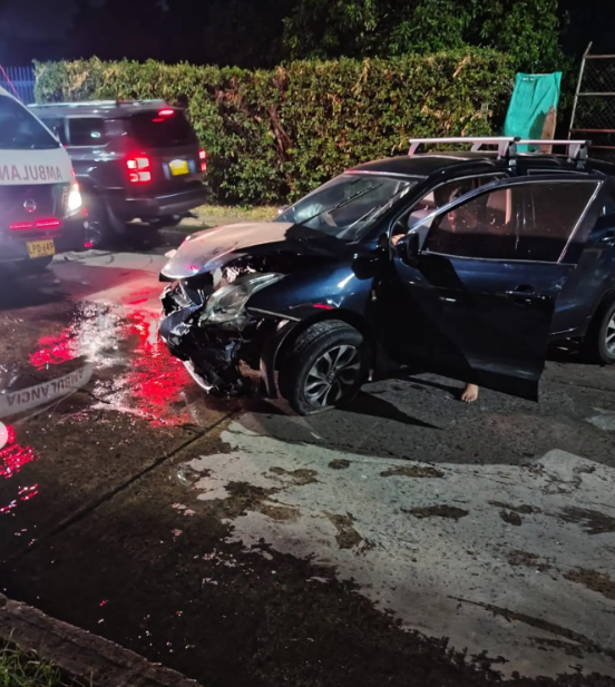 Automóvil negro con graves daños en la parte delantera después de un accidente nocturno en Valledupar.