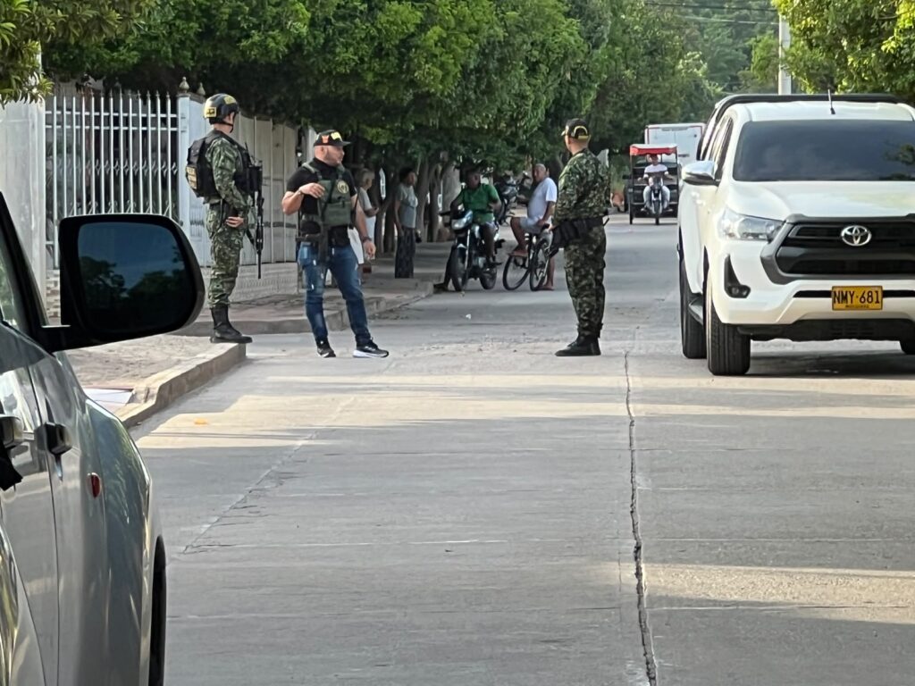 Funcionarios del CTI, Ejército y Fiscalía realizan un operativo de allanamiento en un sector residencial de Valledupar.