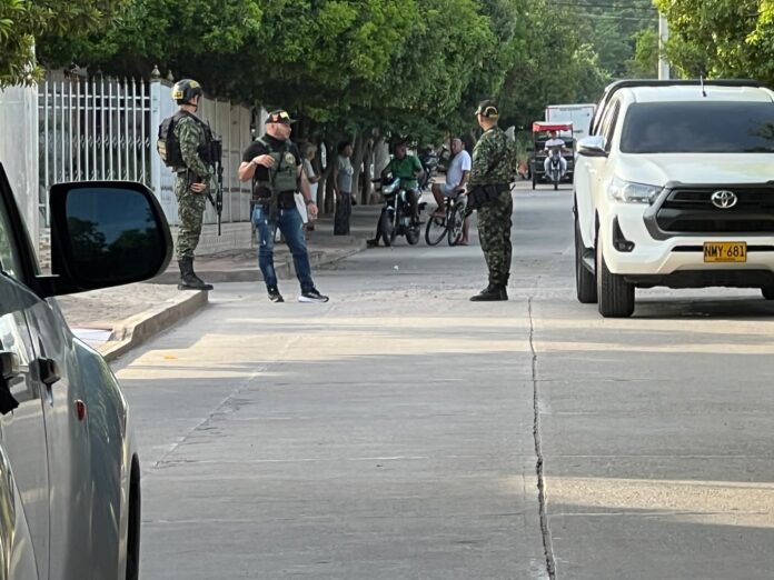 Funcionarios del CTI, Ejército y Fiscalía realizan un operativo de allanamiento en un sector residencial de Valledupar.