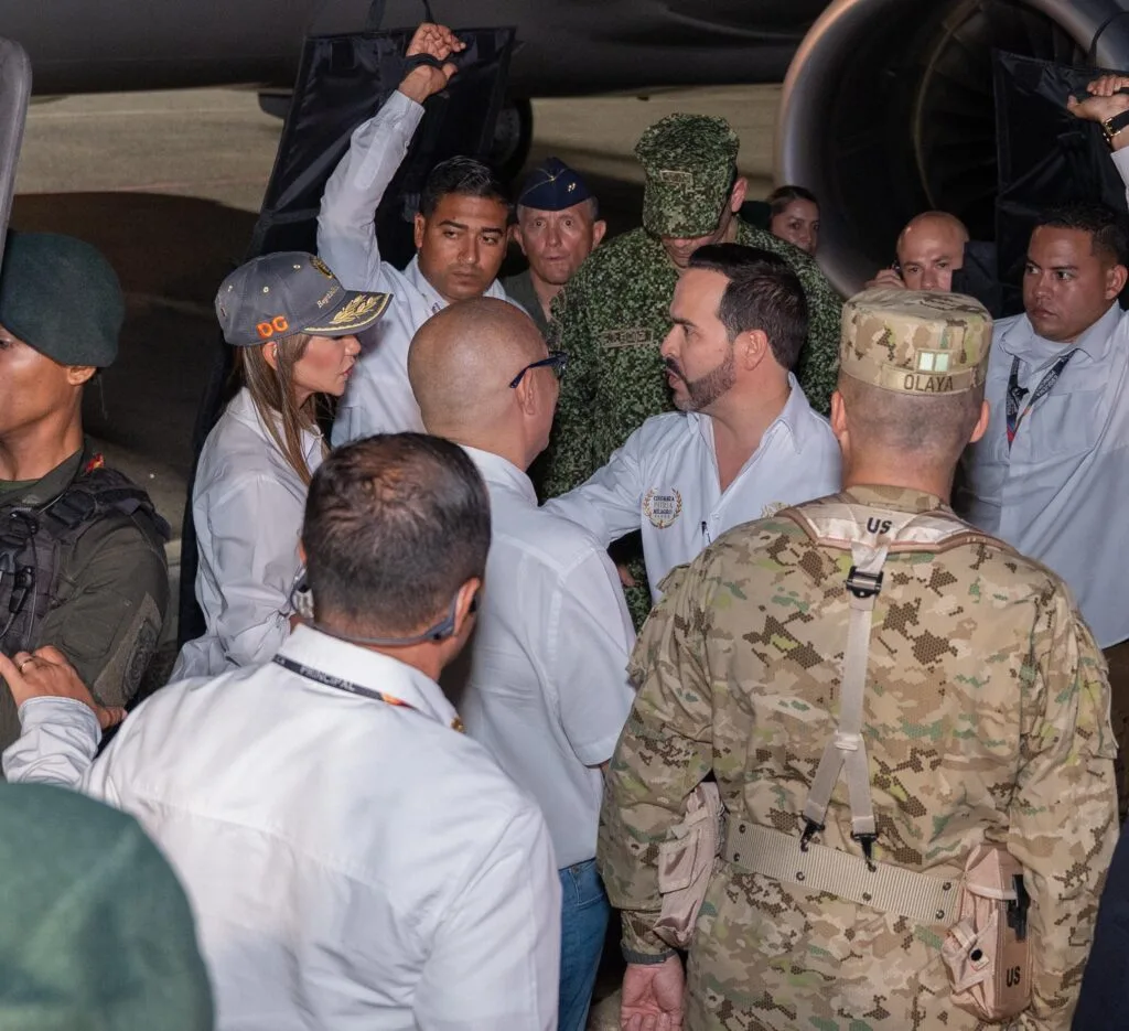 Abelardo De La Espriella acompañado por integrantes de su comitiva y de la Fuerza Pública en Valledupar
