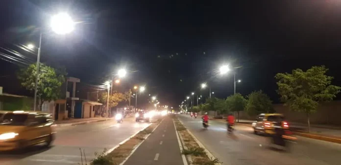 Alumbrado público encendido en una avenida de Valledupar durante la noche