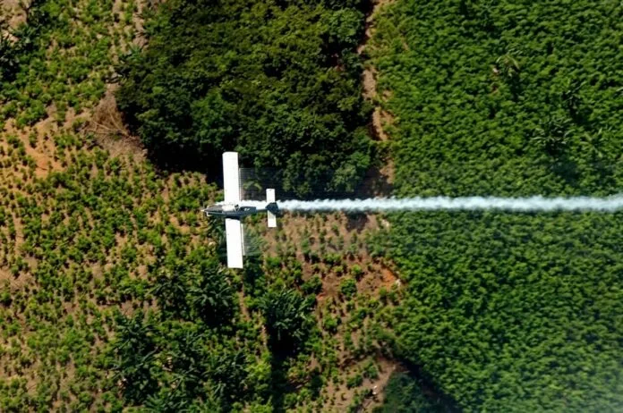 Avión realiza aspersión aérea sobre cultivos ilícitos en Colombia