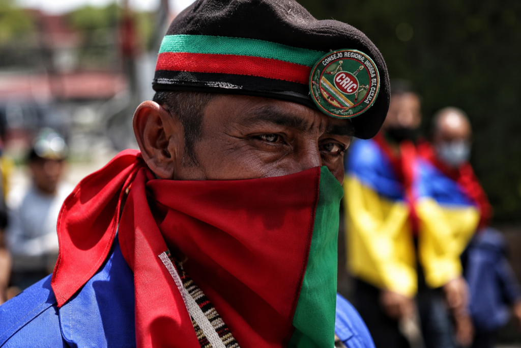 Integrante del Consejo Regional Indígena del Cauca durante una movilización de la Minga Indígena hacia Cali.