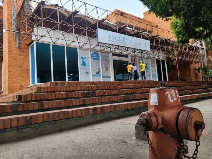 Fachada de la sede de Emdupar en Valledupar con infraestructura del servicio de acueducto