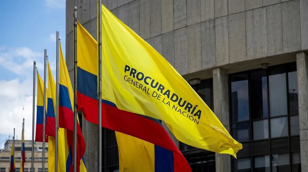 Banderas de la Procuraduría General de la Nación junto a la bandera de Colombia