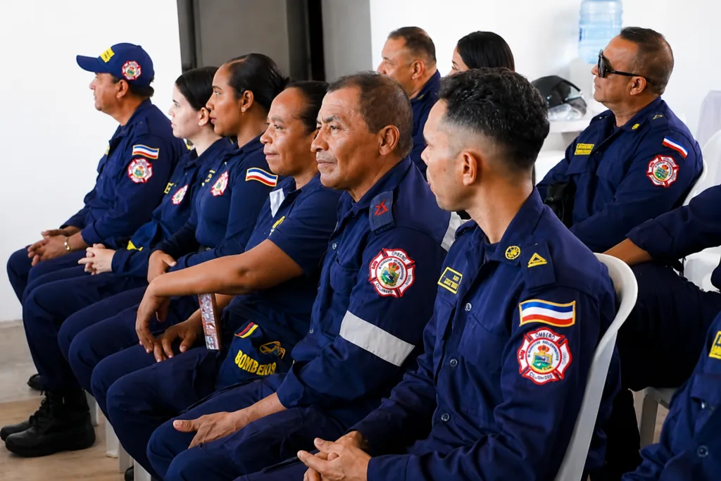 Integrantes del Cuerpo de Bomberos de Valledupar participan en una reunión institucional