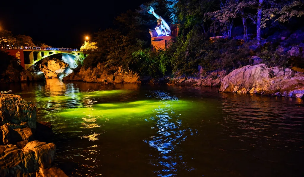 Vista nocturna del balneario Hurtado y el río Guatapurí iluminados en Valledupar

