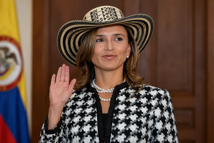 María Consuelo Araújo posa con sombrero vueltiao en una imagen horizontal de alta calidad