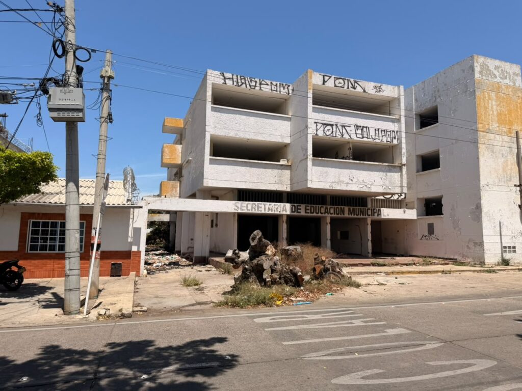 Fachada deteriorada de la antigua sede del FER en el barrio Gaitán de Valledupar.