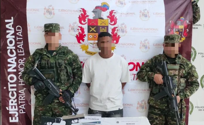 Ejército presenta a presunto integrante de las ACSN capturado en Valledupar
