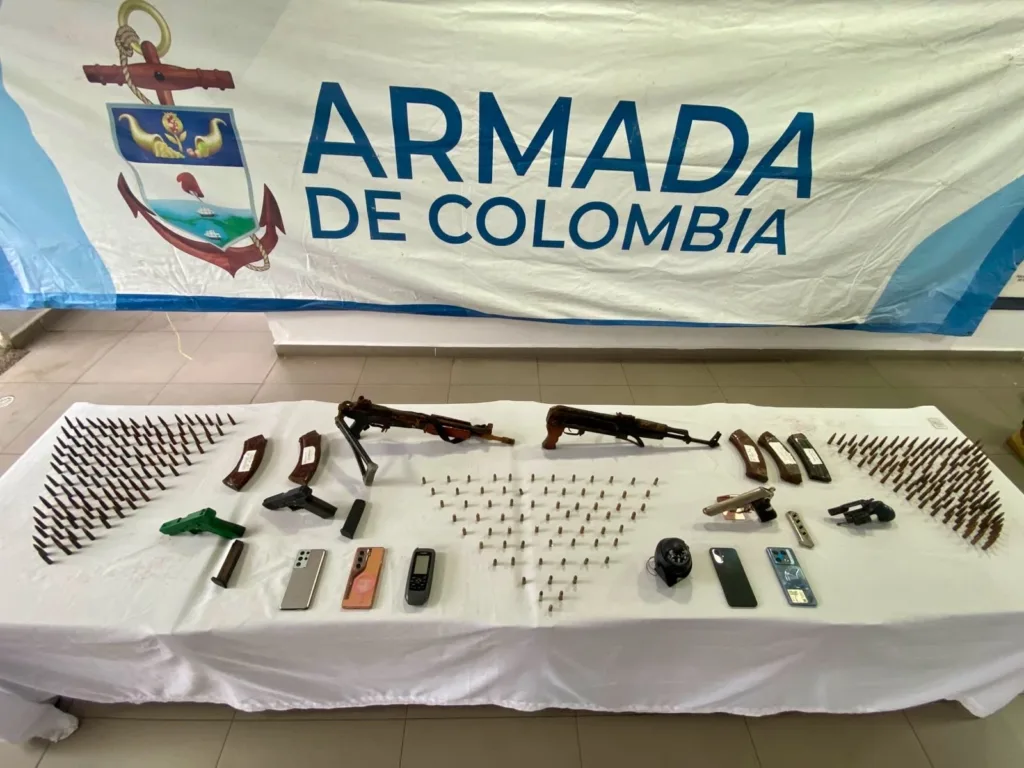 Armas, cargadores, celulares y 551 municiones incautadas por la Armada en Cayo Serrana.