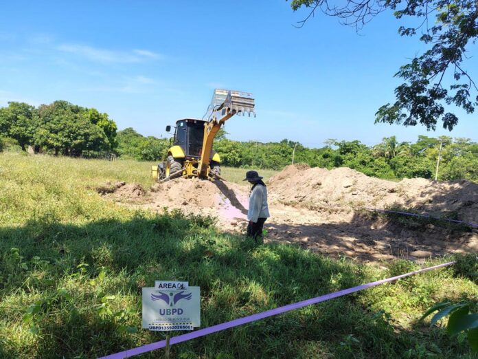 Maquinaria interviene un sitio de interés forense durante la búsqueda de desaparecidos en El Copey