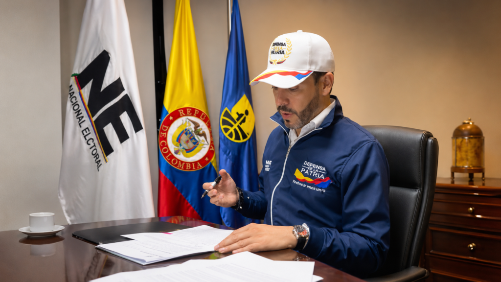 Abelardo de la Espriella revisa documentos sobre medidas de emergencia económica en Colombia