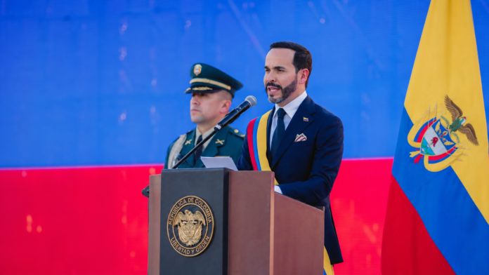 Abelardo de la Espriella pronuncia su discurso de posesión presidencial frente a la bandera de Colombia.