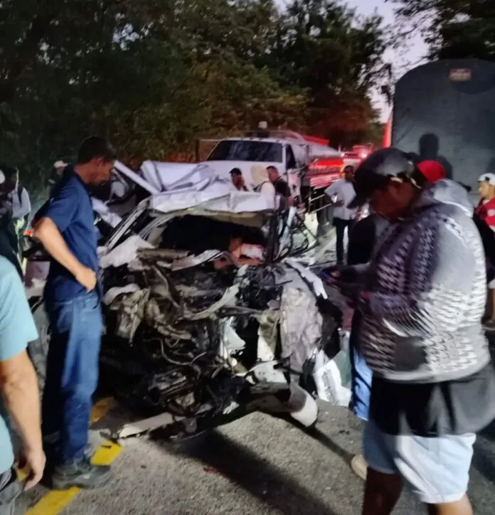 Automóvil gravemente afectado tras choque cerca de Río Frío