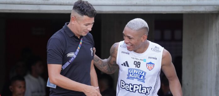 Dayron Pérez conversa con un jugador del Junior de Barranquilla tras el partido en el que el Barranquilla FC logró la clasificación en la Copa BetPlay.