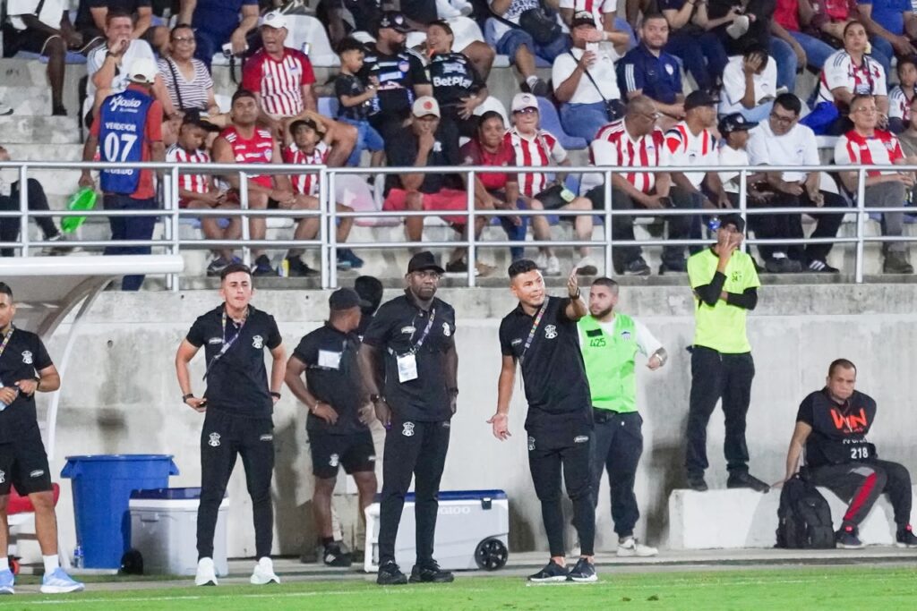 Dayron Pérez da instrucciones desde la zona técnica durante un partido del Barranquilla FC en la Copa BetPlay ante la presencia de aficionados.