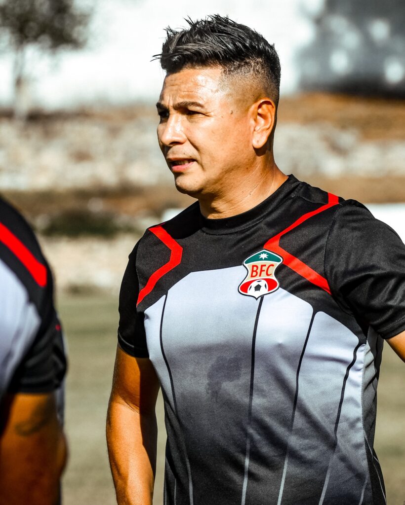 Dayron Pérez, entrenador del Barranquilla FC, durante una sesión de entrenamiento del equipo que busca el ascenso a la Liga BetPlay.