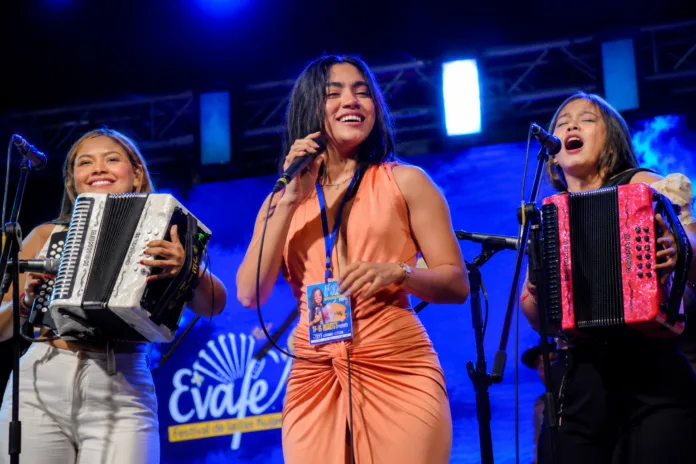 Cantante y acordeoneras en EVAFE 2026