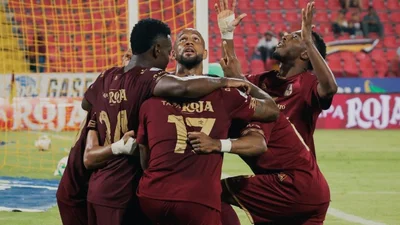 Jugadores del Deportes Tolima celebran uno de los goles de la remontada frente a Alianza Valledupar.