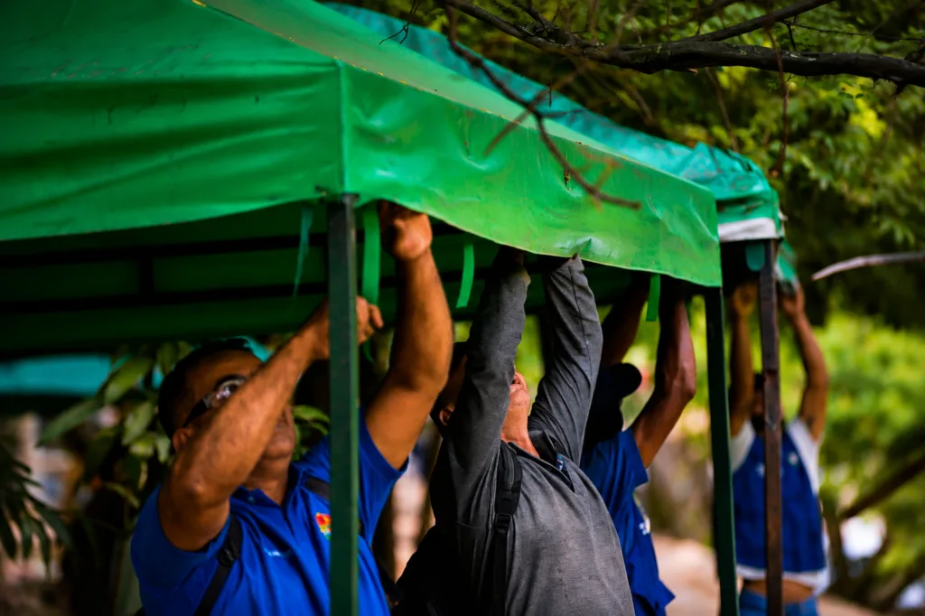 Trabajadores ajustan una estructura en el balneario Hurtado durante jornadas de adecuación en Valledupar