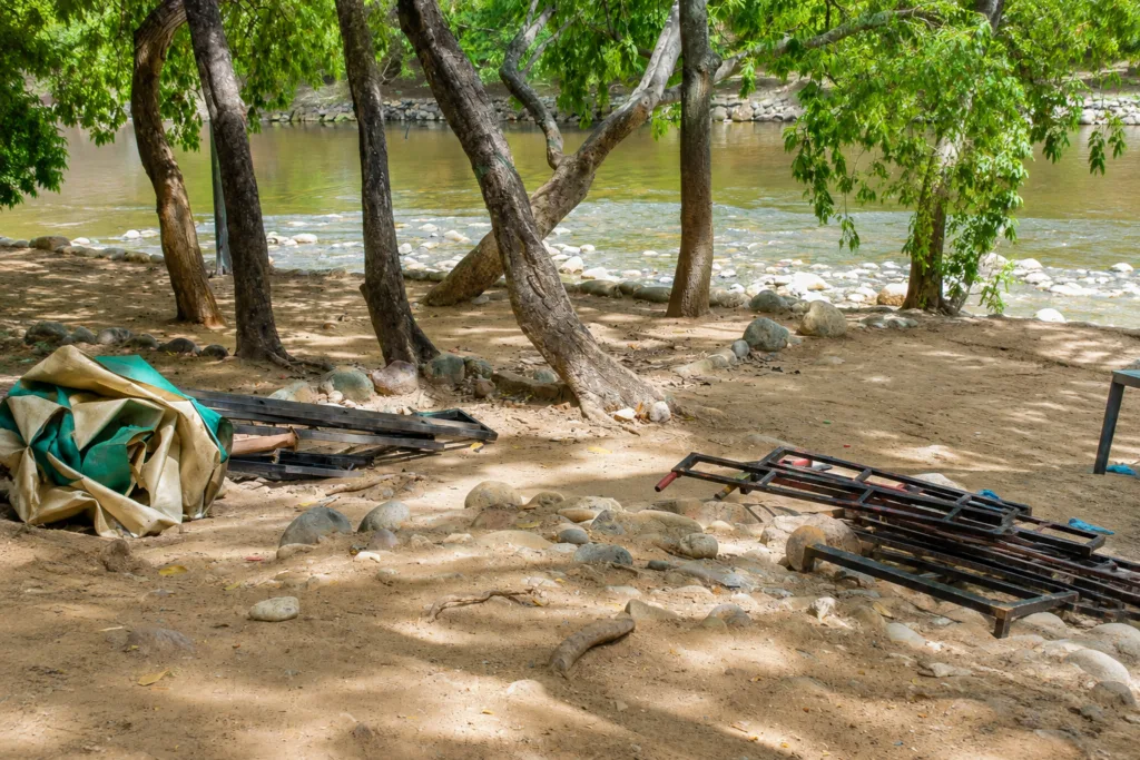 Estructuras desmontadas junto al río Guatapurí durante intervención en el balneario Hurtado