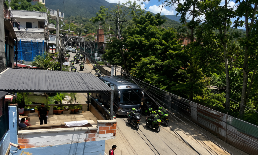 Bus del INPEC escoltado por motocicletas durante el traslado de cabecillas desde la cárcel de Itagüí.