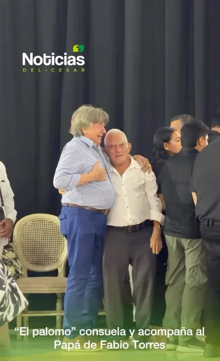 ‘El Palomo’ consuela al padre de Fabio Torres durante las honras fúnebres