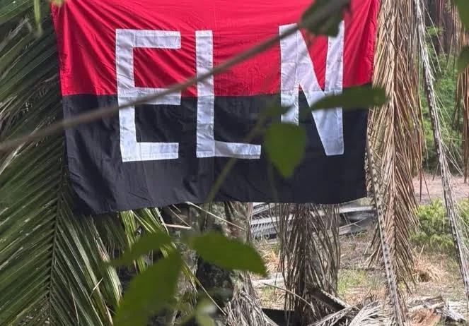 Bandera del ELN en zona rural como imagen de referencia sobre el ataque a Drummond en el Cesar