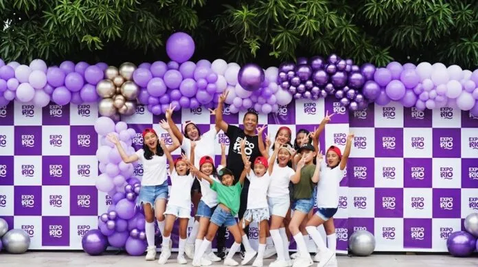 Emprendedores y participantes celebran durante una jornada de ExporRío en Valledupar