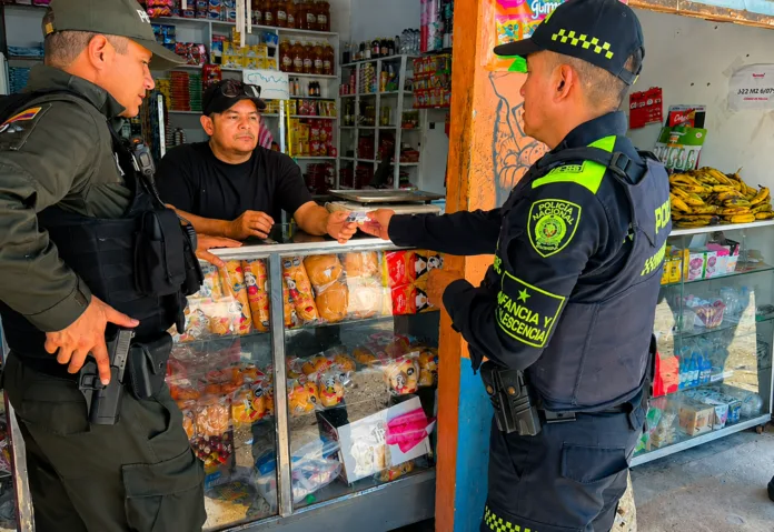 Policías entregan recomendaciones de seguridad a comerciante en Bosconia para prevenir extorsiones