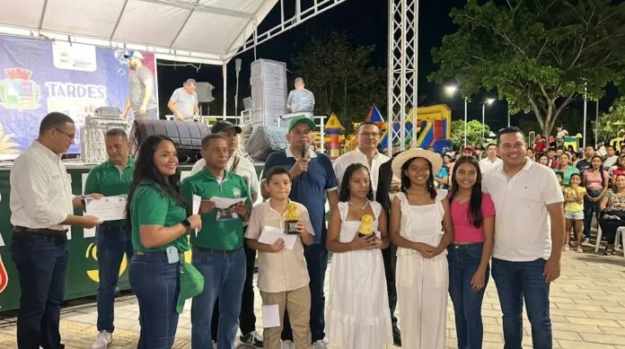 Niños y organizadores durante la premiación del Festival Un Canto al Río en Valledupar